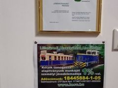 Emléktábla is falra került a bemutató készítőinek tiszteletére